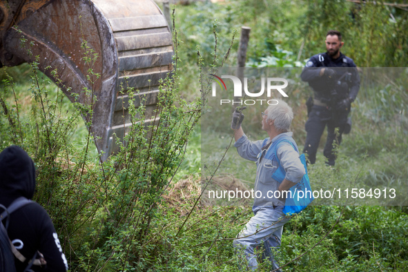 An opponent of the A69 asks the excavator driver to look him in the eyes. For the second day, Gendarmerie and CNAMO try to dislodge 'Ecureui...