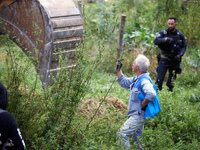 An opponent of the A69 asks the excavator driver to look him in the eyes. For the second day, Gendarmerie and CNAMO try to dislodge 'Ecureui...