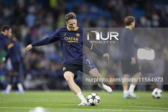 Piotr Zielinski #7 of Inter Milan warms up during the UEFA Champions League Group Stage match between Manchester City and Football Club Inte...