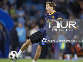 Nicolo Barella #23 of Inter Milan warms up during the UEFA Champions League Group Stage match between Manchester City and Football Club Inte...