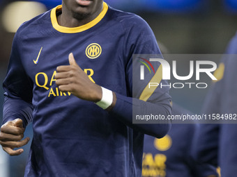 Yann Aurel Bisseck #31 of Inter Milan warms up during the UEFA Champions League League Stage match between Manchester City and Football Club...