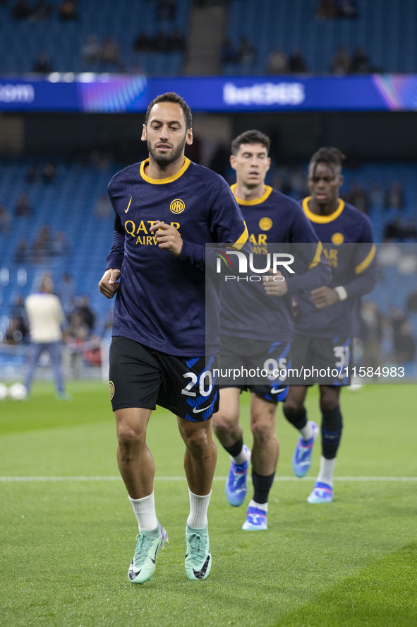 Hakan Calhanoglu #20 of Inter Milan warms up during the UEFA Champions League Group Stage match between Manchester City and Football Club In...