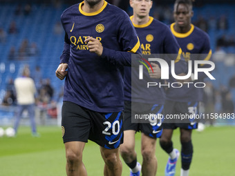 Hakan Calhanoglu #20 of Inter Milan warms up during the UEFA Champions League Group Stage match between Manchester City and Football Club In...