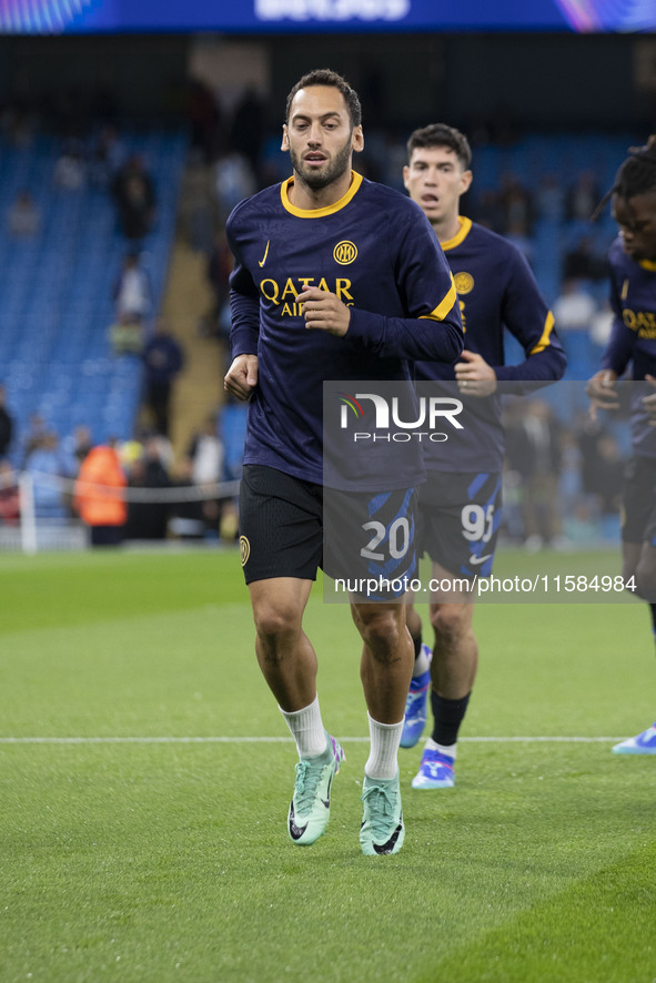 Hakan Calhanoglu #20 of Inter Milan warms up during the UEFA Champions League Group Stage match between Manchester City and Football Club In...