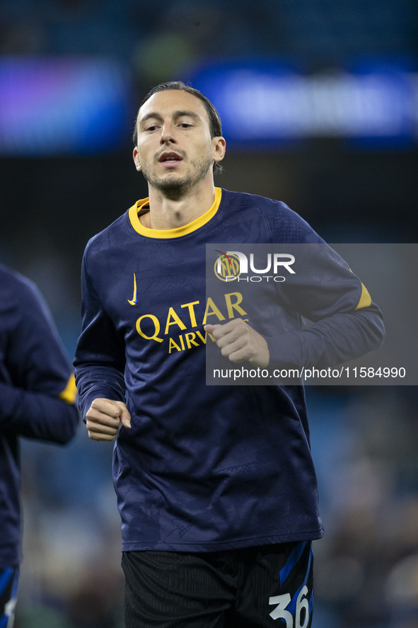 Matteo Darmian #36 of Inter Milan warms up during the UEFA Champions League Group Stage match between Manchester City and Football Club Inte...