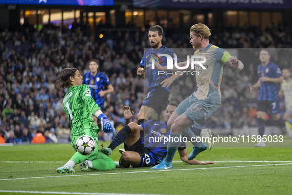 Yann Sommer #1 (GK) of Inter Milan makes a save during the UEFA Champions League League Stage match between Manchester City and Football Clu...