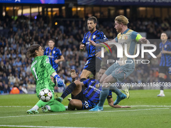 Yann Sommer #1 (GK) of Inter Milan makes a save during the UEFA Champions League League Stage match between Manchester City and Football Clu...