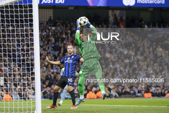 Yann Sommer #1 (GK) of Inter Milan makes a save during the UEFA Champions League League Stage match between Manchester City and Football Clu...