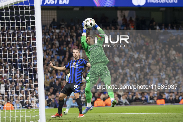 Yann Sommer #1 (GK) of Inter Milan makes a save during the UEFA Champions League League Stage match between Manchester City and Football Clu...