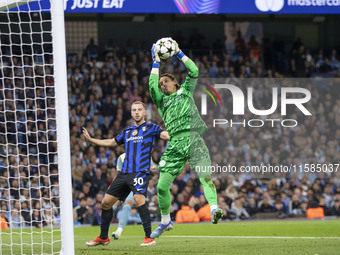 Yann Sommer #1 (GK) of Inter Milan makes a save during the UEFA Champions League League Stage match between Manchester City and Football Clu...