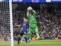 Yann Sommer #1 (GK) of Inter Milan makes a save during the UEFA Champions League League Stage match between Manchester City and Football Clu...