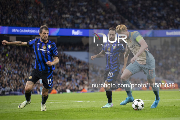 Kevin De Bruyne #17 of Manchester City F.C. is in action during the UEFA Champions League League Stage match between Manchester City and Foo...