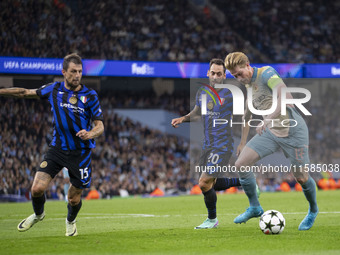 Kevin De Bruyne #17 of Manchester City F.C. is in action during the UEFA Champions League League Stage match between Manchester City and Foo...