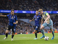 Kevin De Bruyne #17 of Manchester City F.C. is in action during the UEFA Champions League League Stage match between Manchester City and Foo...