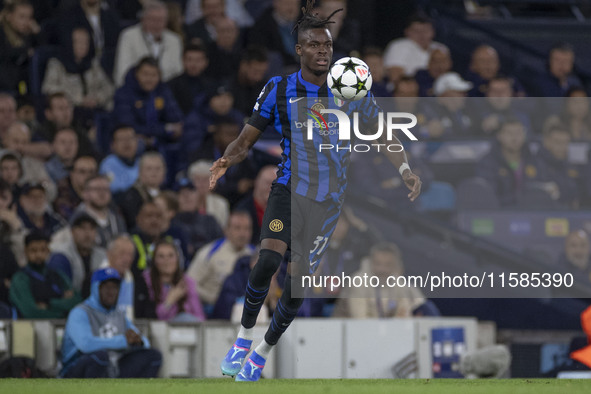 Yann Aurel Bisseck #31 of Inter Milan during the UEFA Champions League League Stage match between Manchester City and Football Club Internaz...