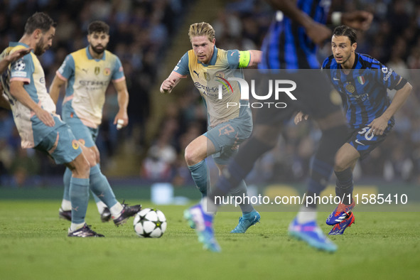 Kevin De Bruyne #17 of Manchester City F.C. is in action during the UEFA Champions League League Stage match between Manchester City and Foo...