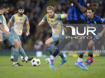 Kevin De Bruyne #17 of Manchester City F.C. is in action during the UEFA Champions League League Stage match between Manchester City and Foo...