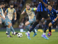 Kevin De Bruyne #17 of Manchester City F.C. is in action during the UEFA Champions League League Stage match between Manchester City and Foo...