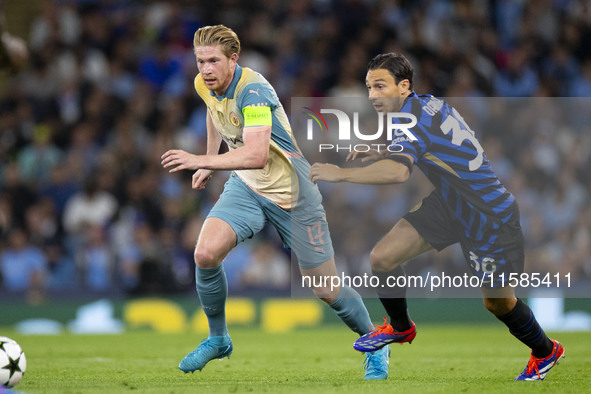 Kevin De Bruyne #17 of Manchester City F.C. is in action during the UEFA Champions League League Stage match between Manchester City and Foo...