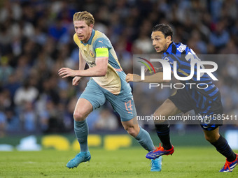 Kevin De Bruyne #17 of Manchester City F.C. is in action during the UEFA Champions League League Stage match between Manchester City and Foo...