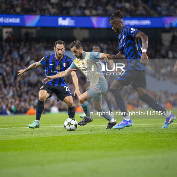 Bernardo Silva #20 of Manchester City F.C. possesses the ball during the UEFA Champions League League Stage match between Manchester City an...