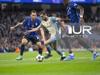 Bernardo Silva #20 of Manchester City F.C. possesses the ball during the UEFA Champions League League Stage match between Manchester City an...