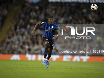 Yann Aurel Bisseck #31 of Inter Milan during the UEFA Champions League League Stage match between Manchester City and Football Club Internaz...