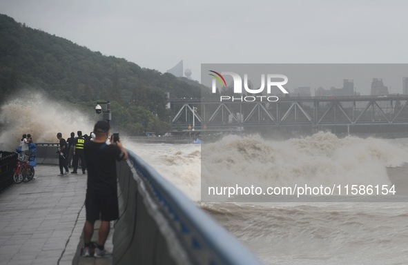 The Qiantang River tide causes huge waves in the Hangzhou section due to the impact of Typhoon ''Pulasan'', which is about to make landfall...