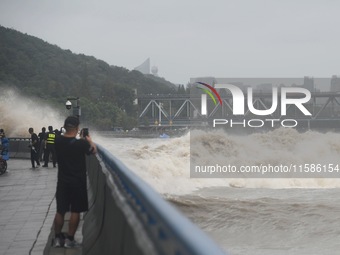 The Qiantang River tide causes huge waves in the Hangzhou section due to the impact of Typhoon ''Pulasan'', which is about to make landfall...