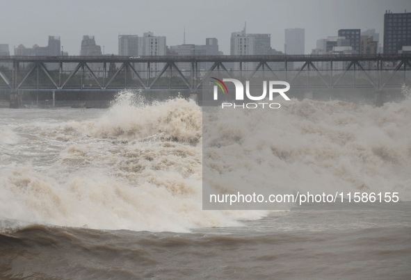 The Qiantang River tide causes huge waves in the Hangzhou section due to the impact of Typhoon ''Pulasan'', which is about to make landfall...