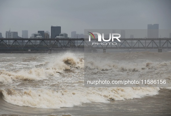 The Qiantang River tide causes huge waves in the Hangzhou section due to the impact of Typhoon ''Pulasan'', which is about to make landfall...