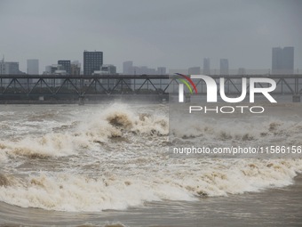 The Qiantang River tide causes huge waves in the Hangzhou section due to the impact of Typhoon ''Pulasan'', which is about to make landfall...