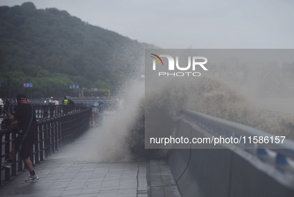 The Qiantang River tide causes huge waves in the Hangzhou section due to the impact of Typhoon ''Pulasan'', which is about to make landfall...