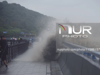 The Qiantang River tide causes huge waves in the Hangzhou section due to the impact of Typhoon ''Pulasan'', which is about to make landfall...