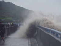 The Qiantang River tide causes huge waves in the Hangzhou section due to the impact of Typhoon ''Pulasan'', which is about to make landfall...