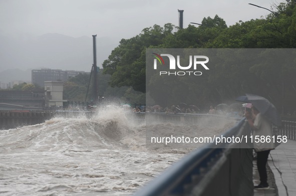 The Qiantang River tide causes huge waves in the Hangzhou section due to the impact of Typhoon ''Pulasan'', which is about to make landfall...