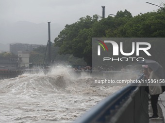 The Qiantang River tide causes huge waves in the Hangzhou section due to the impact of Typhoon ''Pulasan'', which is about to make landfall...