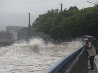 The Qiantang River tide causes huge waves in the Hangzhou section due to the impact of Typhoon ''Pulasan'', which is about to make landfall...