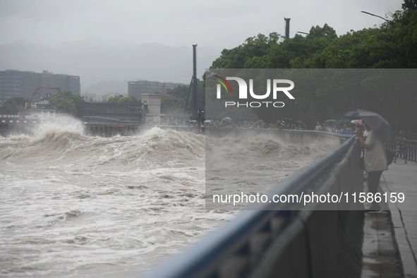 The Qiantang River tide causes huge waves in the Hangzhou section due to the impact of Typhoon ''Pulasan'', which is about to make landfall...