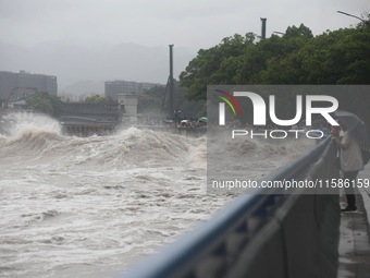 The Qiantang River tide causes huge waves in the Hangzhou section due to the impact of Typhoon ''Pulasan'', which is about to make landfall...