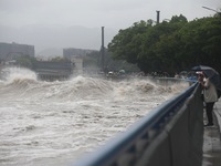 The Qiantang River tide causes huge waves in the Hangzhou section due to the impact of Typhoon ''Pulasan'', which is about to make landfall...