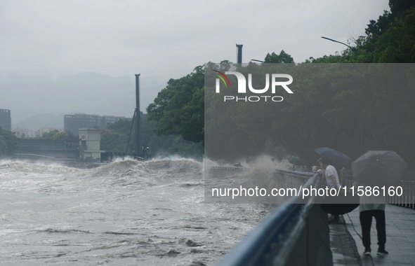 The Qiantang River tide causes huge waves in the Hangzhou section due to the impact of Typhoon ''Pulasan'', which is about to make landfall...