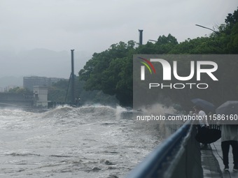 The Qiantang River tide causes huge waves in the Hangzhou section due to the impact of Typhoon ''Pulasan'', which is about to make landfall...