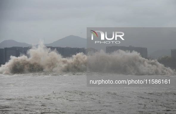 The Qiantang River tide causes huge waves in the Hangzhou section due to the impact of Typhoon ''Pulasan'', which is about to make landfall...