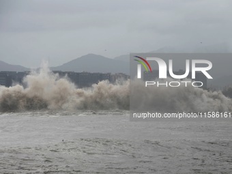 The Qiantang River tide causes huge waves in the Hangzhou section due to the impact of Typhoon ''Pulasan'', which is about to make landfall...