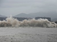 The Qiantang River tide causes huge waves in the Hangzhou section due to the impact of Typhoon ''Pulasan'', which is about to make landfall...