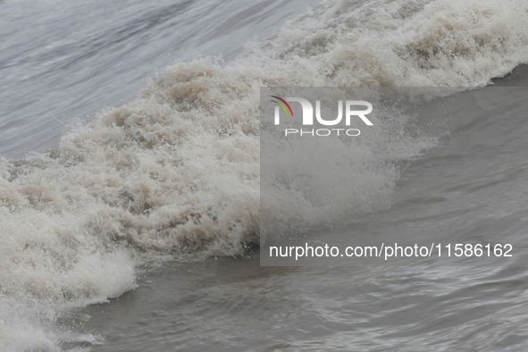 The Qiantang River tide causes huge waves in the Hangzhou section due to the impact of Typhoon ''Pulasan'', which is about to make landfall...