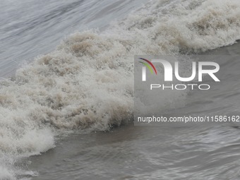 The Qiantang River tide causes huge waves in the Hangzhou section due to the impact of Typhoon ''Pulasan'', which is about to make landfall...