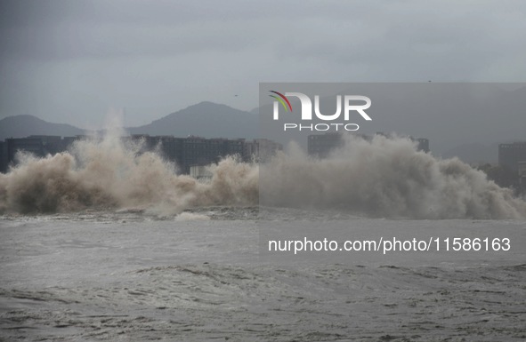 The Qiantang River tide causes huge waves in the Hangzhou section due to the impact of Typhoon ''Pulasan'', which is about to make landfall...