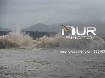 The Qiantang River tide causes huge waves in the Hangzhou section due to the impact of Typhoon ''Pulasan'', which is about to make landfall...